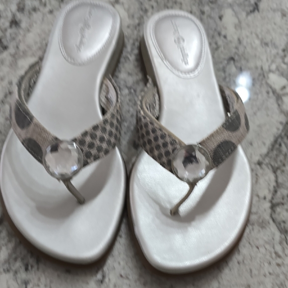 Lindsay Philips Cream and Black Sandals Comfortable Summer Footwear - Picture 4 of 4